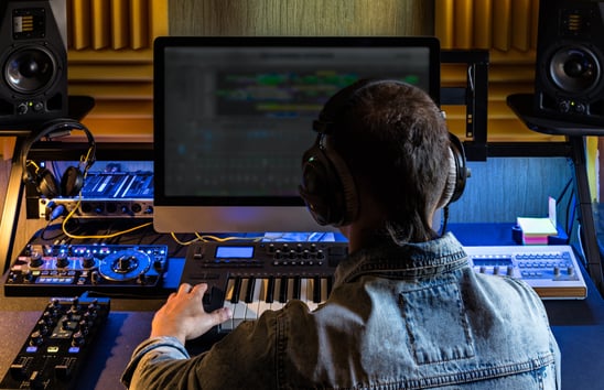 Перестань делать музыку. Музыкальная студия. Звукорежиссер на студии. Компьютер для студии звукозаписи. Человек в студии звукозаписи.