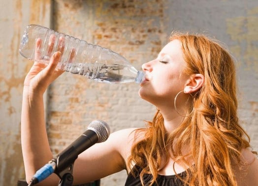 drink-water-for-vocal-health